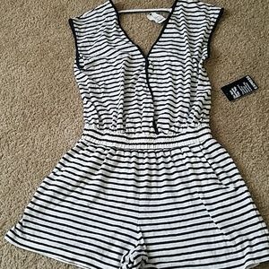 NEW Short jumper small Express Black and off white